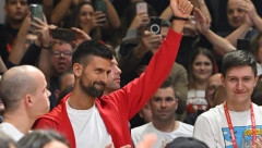 NOVAKOVA MISTERIOZNA BROJANICA Ovo niko nije video: Đoković je nosio na košarkaškoj utakmici, njeno značenje je sve oduševilo (FOTO)