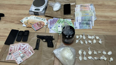 DOLIJALI SREMSKI DILERI Sem droge policija je zaplenila oružje ali i  veću količinu novca
