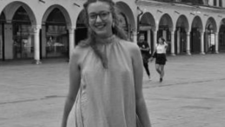 ''SUNCE, USTAJ, UOZBILJI SE'': Od preminule Eme (28) se opraštaju drugari, od ovih reči knedla staje u grlu