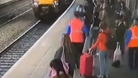 BIO JE DOVOLJAN SEKUND NEPAŽNJE DA SE DESI HOROR Kolica sa bebom jurila pravo pred voz u pokretu! (VIDEO)