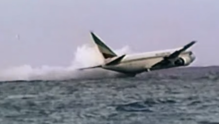 SVEDOCI JEDNE OD NAJVEĆIH OTMICA U AVIO-SAOBRAĆAJU: Avion se survao u more, letelica se raspršila u deliću sekunde! Snimak strave zapalio mreže (VIDEO)