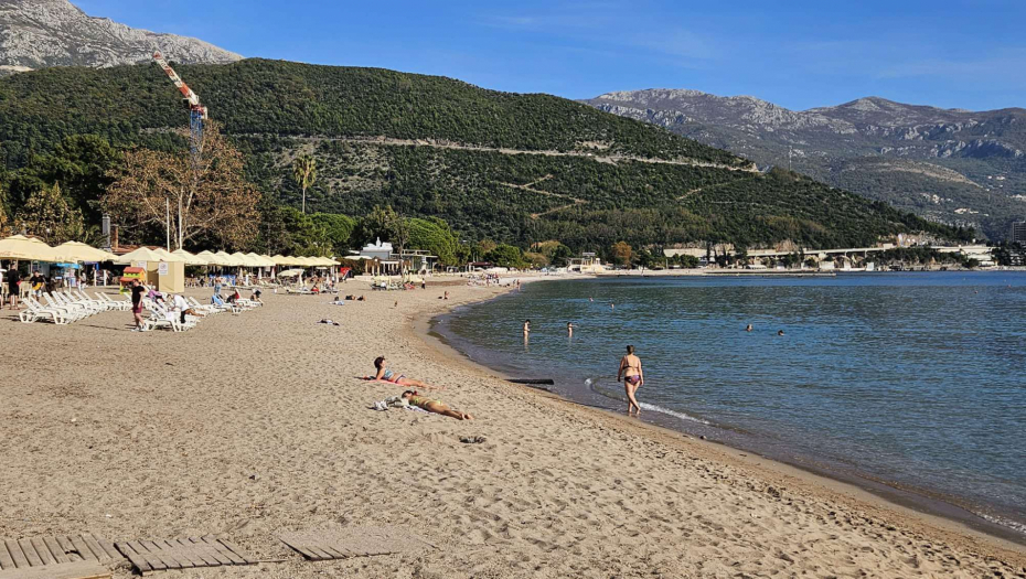 SRBI USKOČILI U VODU NA NOVEMBARSKO KUPANJE Ova popularna destinacija vrvi od naših ljudi tokom produženog vikenda