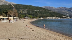 SRBI USKOČILI U VODU NA NOVEMBARSKO KUPANJE Ova popularna destinacija vrvi od naših ljudi tokom produženog vikenda