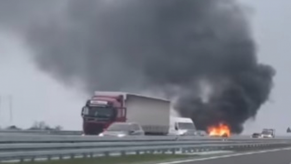 JEZIVA SCENA NA AUTO-PUTU Vatra guta BMW, crni dim prekrio nebo nad Rumom (VIDEO)