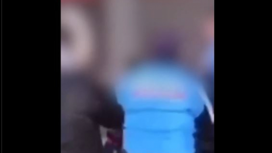 ŠOKANTNI SNIMAK SA NOVOG BEOGRADA! Stariji muškarac napao komunalnog milicajca nožem! (VIDEO)