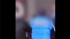 ŠOKANTNI SNIMAK SA NOVOG BEOGRADA! Stariji muškarac napao komunalnog milicajca nožem! (VIDEO)