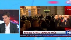 PREDSEDNIK VUČIĆ JE ZAPALIO SVEĆU I POSETIO NAJTUŽNIJE MESTO U SRBIJI Opozicija je blokirala most i pevala "Danas nam je divan dan"