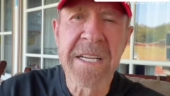 HIT SNIMAK KRUŽI INTERNETOM! Čak Noris čestitao rođendan reperu iz Bosne, svi sumnjaju da je u pitanju montaža