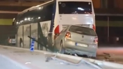 SAOBRAĆAJKA KOD AUTOBUSKE STANICE U ČAČKU! Autom se zakucao u autobus, otpao mu branik