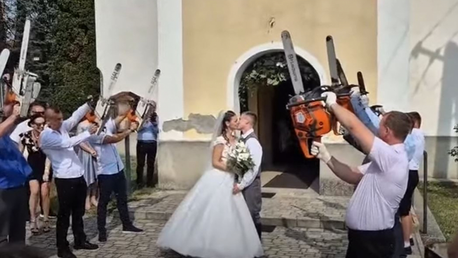 SAD GAS! Mladenci izašli iz crkve, sačekalo ih iznenađenje koje će pamtiti (VIDEO)