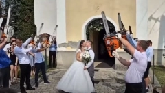 SAD GAS! Mladenci izašli iz crkve, sačekalo ih iznenađenje koje će pamtiti (VIDEO)