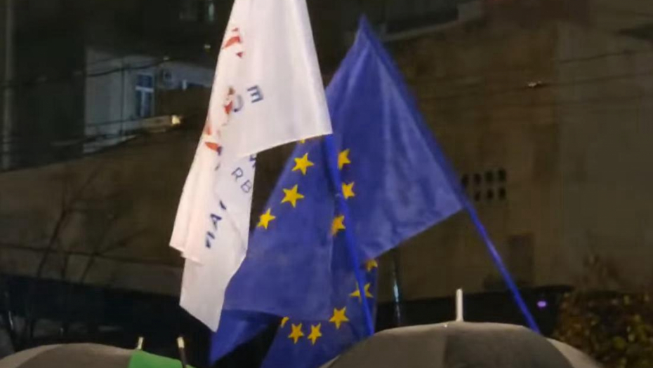 SAMI OTKRIVAJU SVOJE NAMERE: Zastava 'evromajdana' na protestu opozicije! (FOTO)
