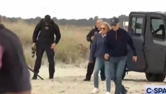 DŽO BAJDEN SE SAPLIĆE NA PESKU, DŽIL NE REAGUJE: "Daj ženo, samo pomozi čoveku" (VIDEO)