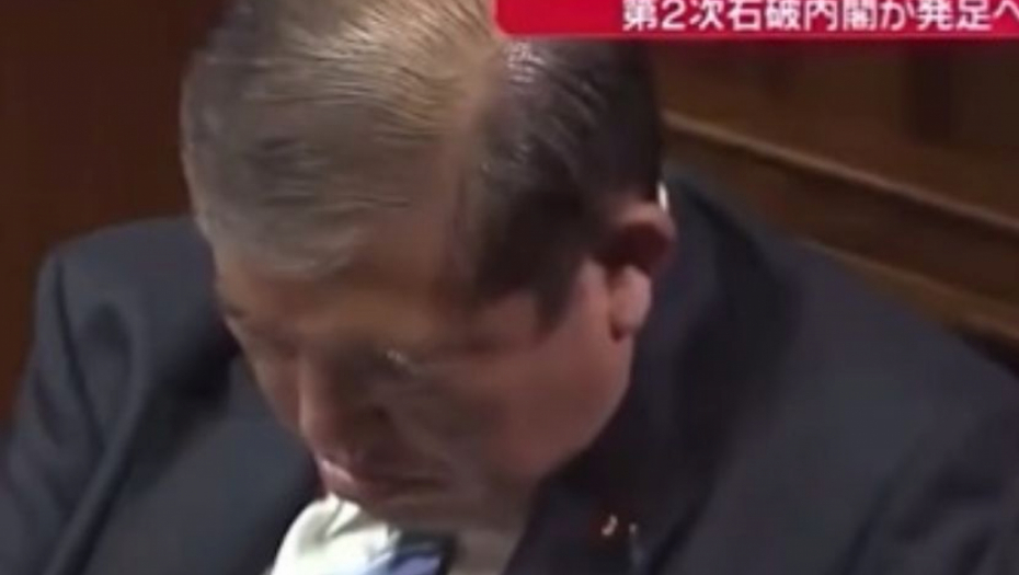 "PRESPAVAO DOSADAN DEO": Predsednik vladajuće japanske partije zaspao u parlamentu, pa izabran za PREMIJERA kad se probudio (VIDEO)