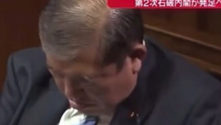 "PRESPAVAO DOSADAN DEO": Predsednik vladajuće japanske partije zaspao u parlamentu, pa izabran za PREMIJERA kad se probudio (VIDEO)