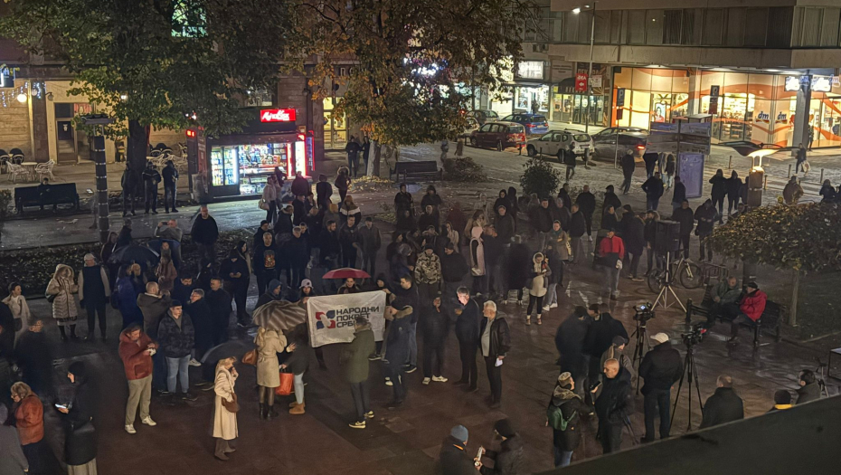 PUKAO PROTEST U KRALJEVU:  Gospodine Matoviću, nokautirani ste, jer se na izborima broje glasovi a ne lajkovi! (FOTO)