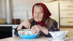 DOMAĆI SIRUP OD PIVA REŠAVA UPORNI KAŠALJ ZA DAN Baka Mira ga pije godinama i nikada se nije zakašljala