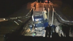 SRUŠIO SE MOST NA KRIMU Užasavajuće scene sa mesta nesreće (VIDEO)