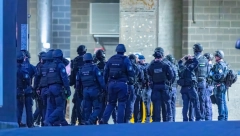 PUCNJAVA KOD PARLAMENTA Policija traga za naoružanim napadačem - U SIDNEJU OPŠTA UZBUNA