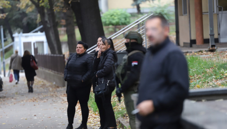 RODITELJI UBIJENIH IZ MLADENOVCA ZAJEDNO STIGLI U SUD  Veštaci danas govore o UROŠU BLAŽIĆU