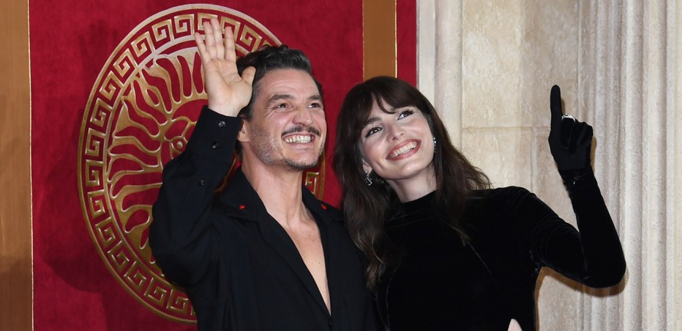 SLAVNI GLUMAC PRVI PUT U JAVNOSTI SA SESTROM! Nekada je bila muško, izgleda brutalno, umalo pokazala previše (FOTO)