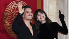 SLAVNI GLUMAC PRVI PUT U JAVNOSTI SA SESTROM! Nekada je bila muško, izgleda brutalno, umalo pokazala previše (FOTO)