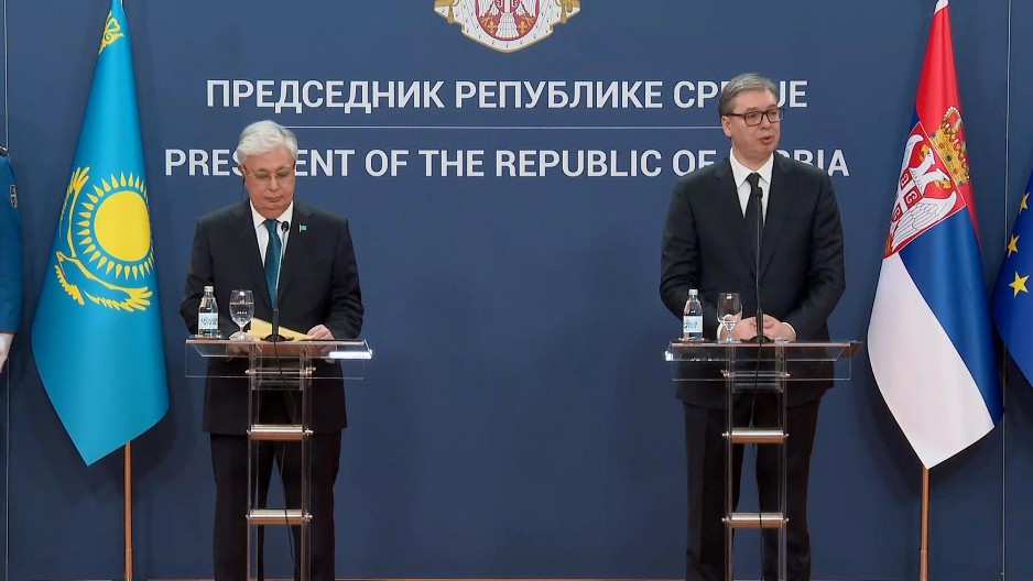 "ZABRINUTI SMO ZBOG ESKALACIJE SUKOBA U UKRAJINI" Predsednici Vučić i Tokajev se obratili medijima (VIDEO)