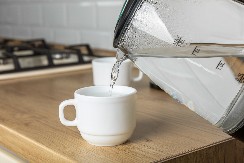 NAVODNO JE DOBAR ZA SNIŽAVANJE KRVNOG PRITISKA I SRČANE BOLESTI Evo koji čaj svako jutro pije kralj Čarls (76), ima ga i u Srbiji