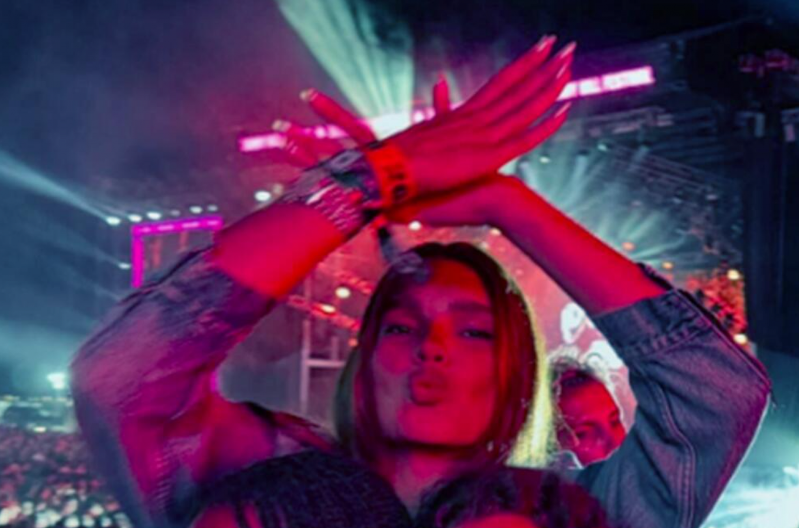 NAJOMRAŽENIJA ALBANSKA PEVAČICA ZAPREPASTILA JAVNOST! Simulirala intimni odnos na bini, a tu nije kraj (VIDEO)