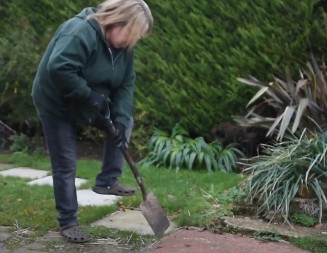 SREĐIVALI DVORIŠTE, PA PRONAŠLI SKRIVENU METALNU PLOČU Nisu ni slutili kakvo blago se nalazi ispod, staro je više od 80 godina! (VIDEO)
