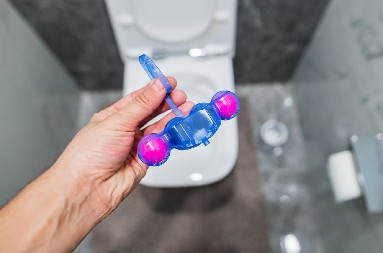 SVI POGREŠNO STAVLJAMO OSVEŽIVAČ U WC ŠOLJU Evo kako treba pravilno da se okači, nećete verovati!