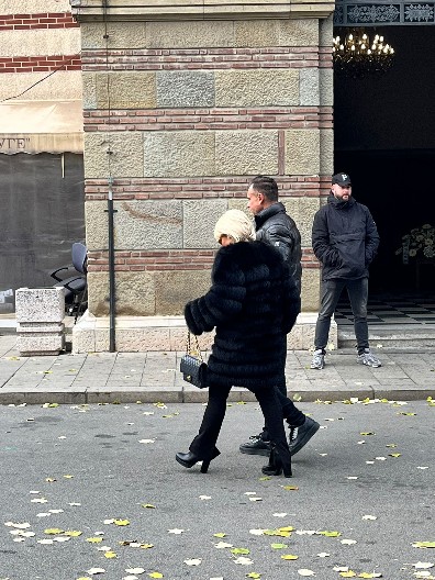 JOVANA JEREMIĆ STIGLA NA SAHRANU MAJKE ŽELJKA MITROVIĆA Tuga na Novom groblju, evo ko je došao sa njom