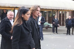 ŽELJKO MITROVIĆ STIGAO NA SAHRANU SVOJE MAJKE Vlasnik Pinka nem od bola, jedva se drži