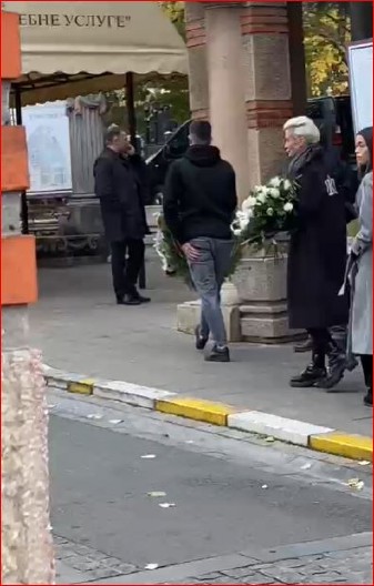 DUŠICA JAKOVLJEVIĆ STIGLA NA SAHRANU MAJKE ŽELJKA MITROVIĆA! Nema od bola se pojavila na Novom groblju (VIDEO)