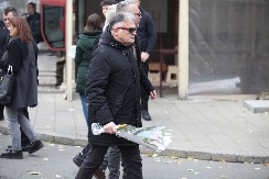 BRANISLAV LEČIĆ UTUČEN STIGAO NA NOVO GROBLJE Glumac se oprašta od majke Željka Mitrovića