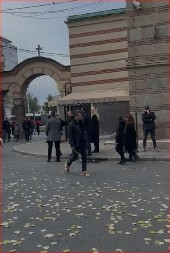 NJEGA NIKO NIJE OČEKIVAO! Poznati voditelj se pojavio sa sahrani majke Željka Mitrovića (VIDEO)