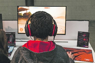 RUSI NUDE POSAO DEČAKU (7): On je genije programiranja i ima svoju bazu fanova na internetu!