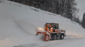 LJUDSKI ŽIVOTI U OPASNOSTI! Ako krene vejavica, ne krećite OVOM deonicom: Upućeno upozorenje građanima, put okovan snegom!