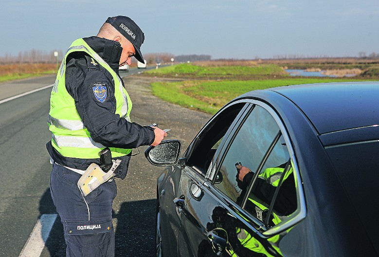 TRI OSOBE POGINULE PRETHODNOG DANA U SAOBRAĆAJNIM NESREĆAMA Uprava policije uputila apel