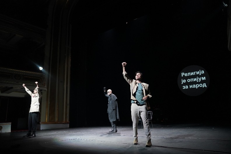 SKANDAL U NARODNOM POZORIŠTU Posle predstave glumac izašao na binu i počeo da čita politički proglas, publika napustila salu!