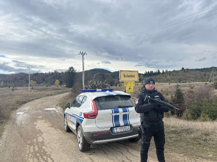 POLICIJA 24 SATA DNEVNO I DALJE ČUVA KUĆU UBIJENIH MADŽAGALJA Nakon što je Alija izvršio ubistvo, dve porodice se iselile iz sela Sokolac