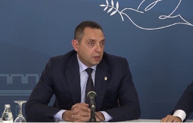 VIŠE I NE GOVORE O TRAGIČNO NASTRADALIM Vulin o blokadi suda u Novom Sadu: Lešinari gaze ustavni poredak