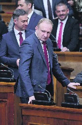 POČEO RAT ĐILASA I ALEKSIĆA: MOŽE BITI SAMO JEDAN Tektonske promene u poslaničkim klubovima samo su uvod u još žešći sukob