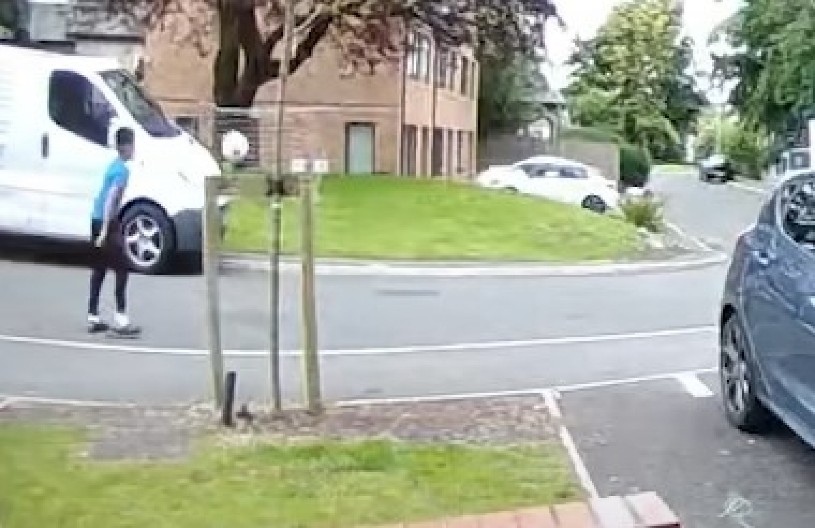 DEČAK HEROJ U POSLEDNJOJ SEKUNDI SPREČIO TRAGEDIJU Video da kombi juri punom brzinom, neverovatna hrabrost mališana! (VIDEO)