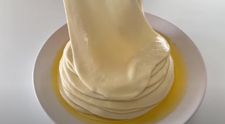 KAKO PRAVILNO RAZVITI DOMAĆE KORE ZA PITU Ovi trikovi će vam pomoći da budu tanke kao flis parir, a da se ne pocepaju