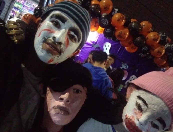 MAJKO MILA, DA LI JE OVAJ ČOVEK NORMALAN? Sam sebi napravio ''porodicu'',  kad mu vidite slike, naježićete se od glave do pete! (FOTO)