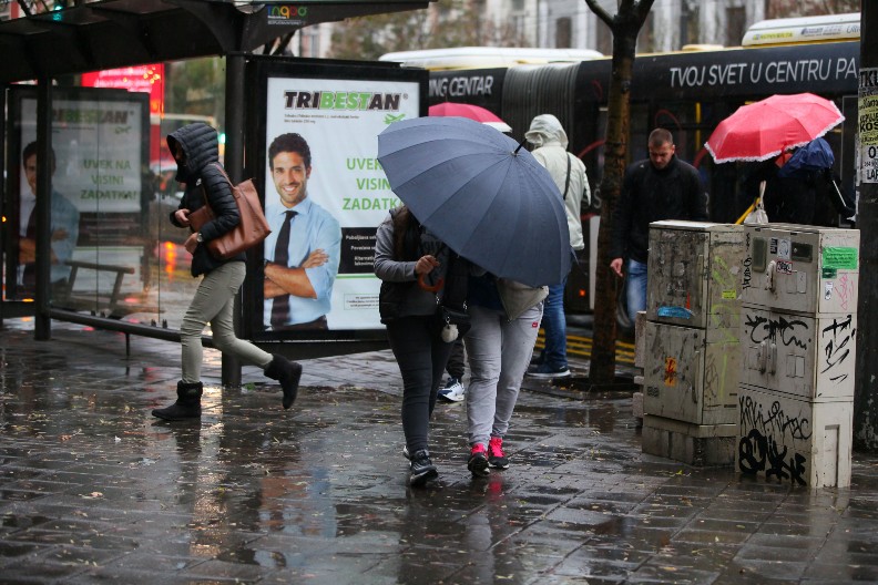 POČELO NEVREME U BEOGRADU Vetar divlja, kiša pljušti, za 3 sata promena od koje BOLI GLAVA