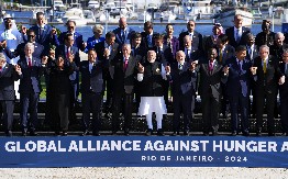 SKANDAL NA SAMITU G20:  Džo Bajden sakriven iza palme dok su lideri pravili zajedničku fotografiju! (FOTO)