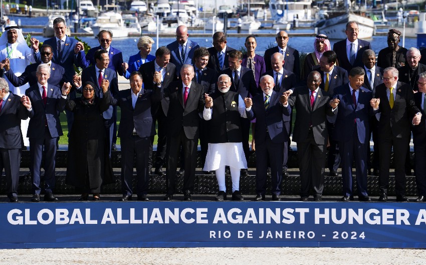 SKANDAL NA SAMITU G20:  Džo Bajden sakriven iza palme dok su lideri pravili zajedničku fotografiju! (FOTO)