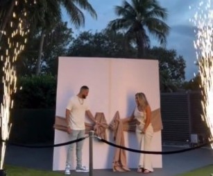 OVO OTKRIVANJE POLA JE DEFINICIJA KIČA I ŠUNDA Roditelji se izbahatili na proslavi za sve pare, prozivke na mrežama samo pljušte! (VIDEO)